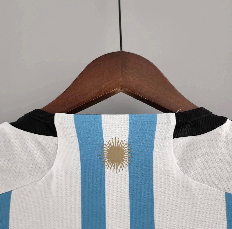 Camisa da Argentina três estrelas 2022 com o nome e número do Messi - mais patch campeão do mundo